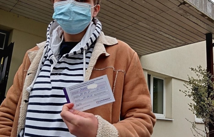 Pani z dokumentem o szczepieniu Covid19