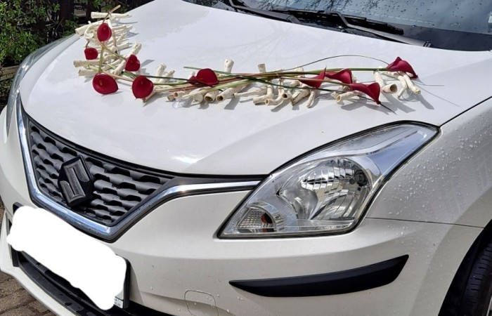 samochód z kwiatami na masce