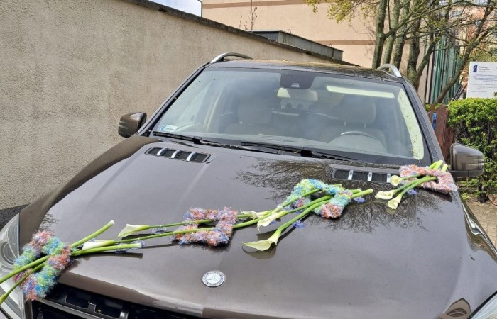 samochód z kwiatami na masce