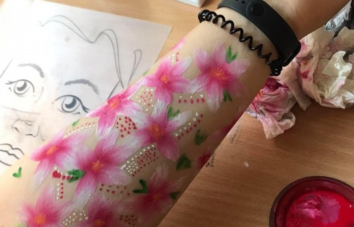 kolorowe kwiaty na ręce