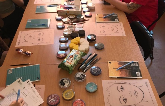 widok stołu z farbami