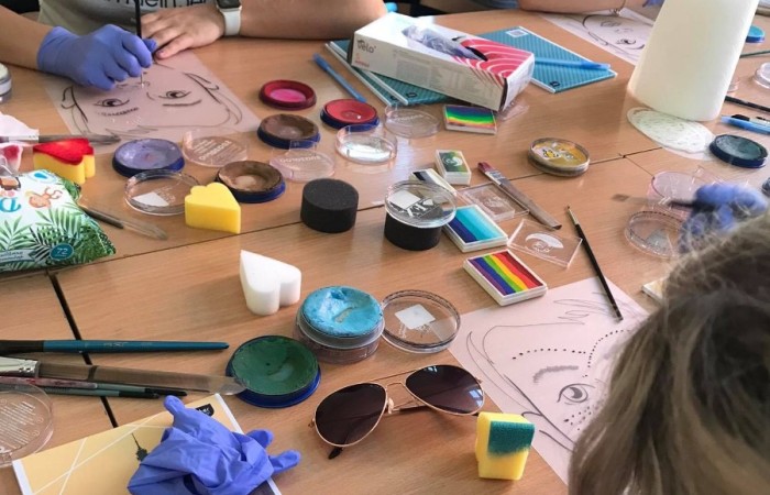 widok stołu z farbami