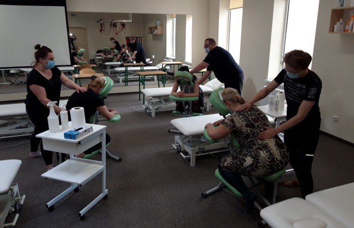 wykonywania masarzu osoby przez technika na krześle do masarzu 