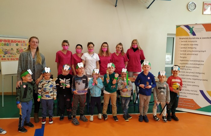 Dzieci uczące się szczotkowania i higieny ust.