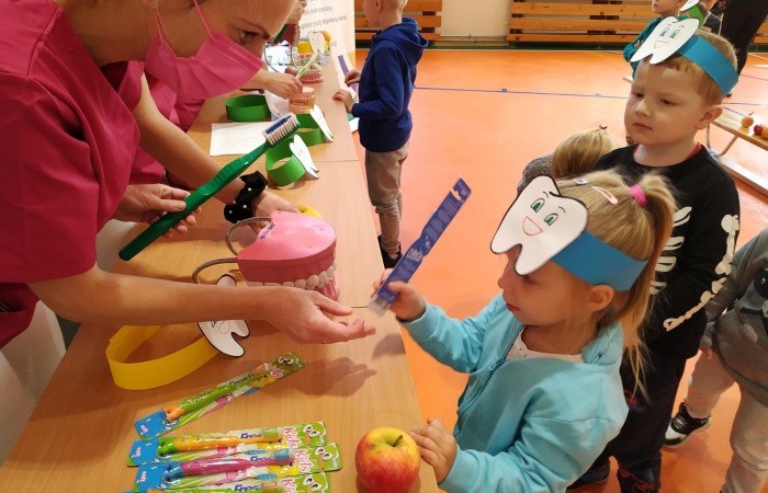 Dzieci uczące się szczotkowania i higieny ust.