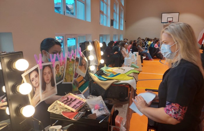 osoby na sali gimnastycznej podczas wykonywania makijażu