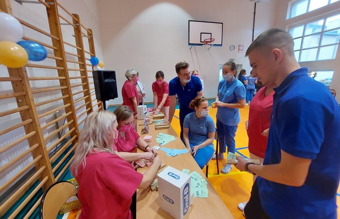 osoby na sali gimnastycznej