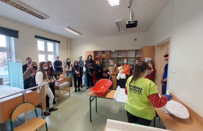 osoby oglądające prezentacje na sali dydaktycznej