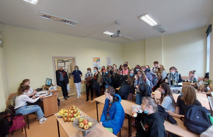 osoby oglądające prezentacje na sali dydaktycznej