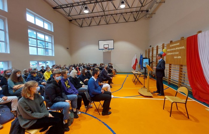 przemowa dyrektora na sali gimnastycznej