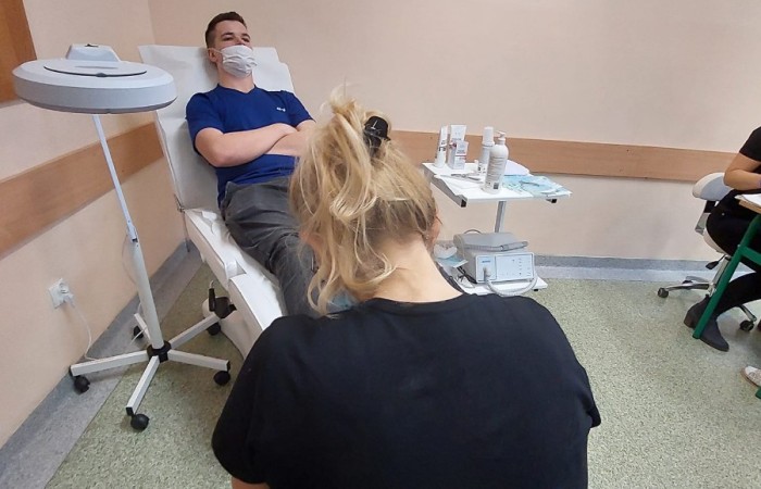 osoba leząca na fotelu podczas zabiegu