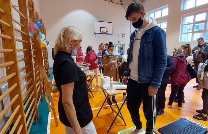 chłopiec ważony na wadze na sali gimnastycznej