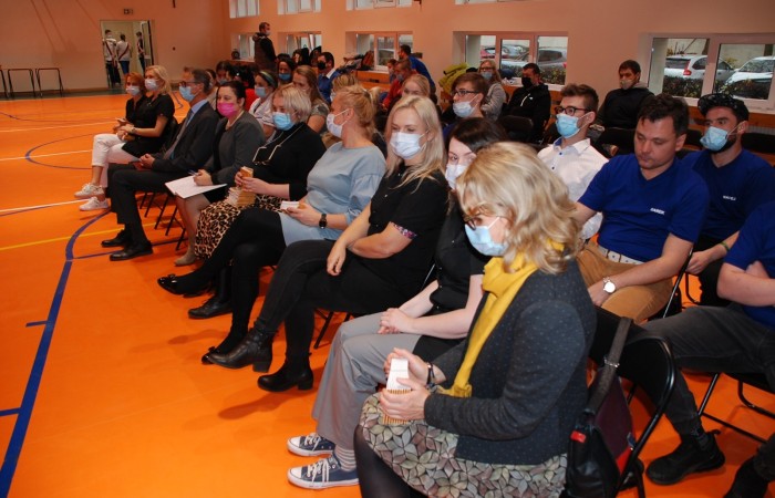 Uroczystość wręczenia indeksów pierwszym rocznikom na hali sportowej