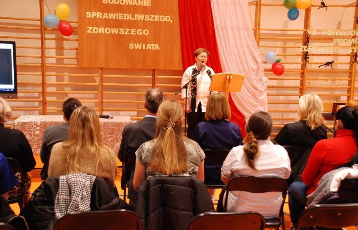 Uroczystość wręczenia indeksów pierwszym rocznikom na hali sportowej