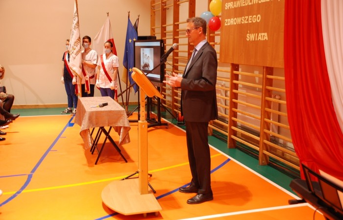 Uroczystość wręczenia indeksów pierwszym rocznikom na hali sportowej