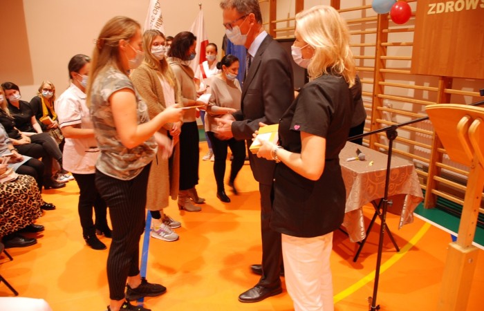 Uroczystość wręczenia indeksów pierwszym rocznikom na hali sportowej