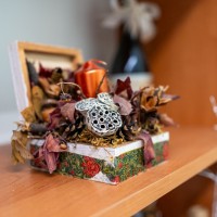 Kwiaty w pudełku z świeczką.