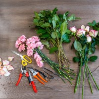 Kwiaty cięte na stole.