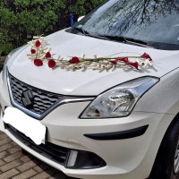 Bukiet kwiatów na samochodzie