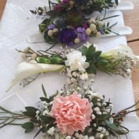 Wiązanki Bukiety kwiatów na stole