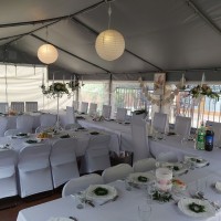 Przystrojone stoły weselne w kwiaty