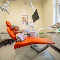 Widok na fotel dentystyczne w pracowni