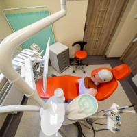 Widok na fotel dentystyczne w pracowni z góry