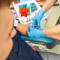 Nauka pobierania krwi z manekina