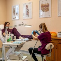 Uczennica ćwicząca zabieg podologiczny.