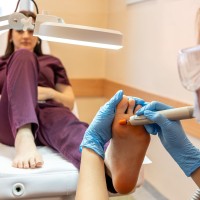 Uczennica ćwicząca zabieg podologiczny.