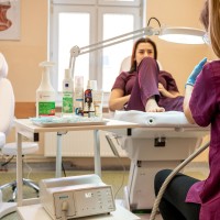 Uczennica ćwicząca zabieg podologiczny.