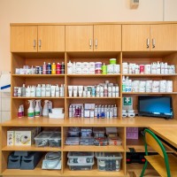 Widok na regał z preparatami do zabiegów podologicznych