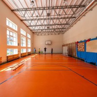 Widok na halę sportową w szkole.