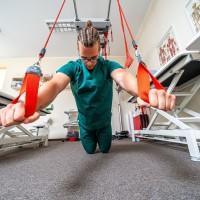 Uczeń wykonujący różne techniki ćwiczeń mięśni w pracowni szkolnej