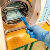 Widok na maszynę do sterylizacji.