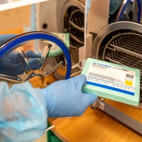 Widok na maszynę do sterylizacji.