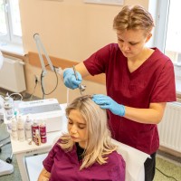 Uczennica wykonująca zabieg kosmetyczny włosów