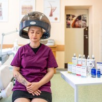 Uczennica wykonująca zabieg kosmetyczny 