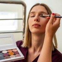 Uczennica wykonująca zabieg kosmetyczny - makijaż