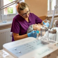 Uczennica wykonująca zabieg kosmetyczny twarzy