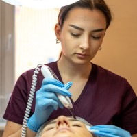 Uczennica wykonująca zabieg kosmetyczny