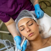 Uczennica wykonująca zabieg kosmetyczny twarzy