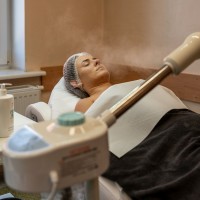 Uczennica wykonująca zabieg kosmetyczny parą