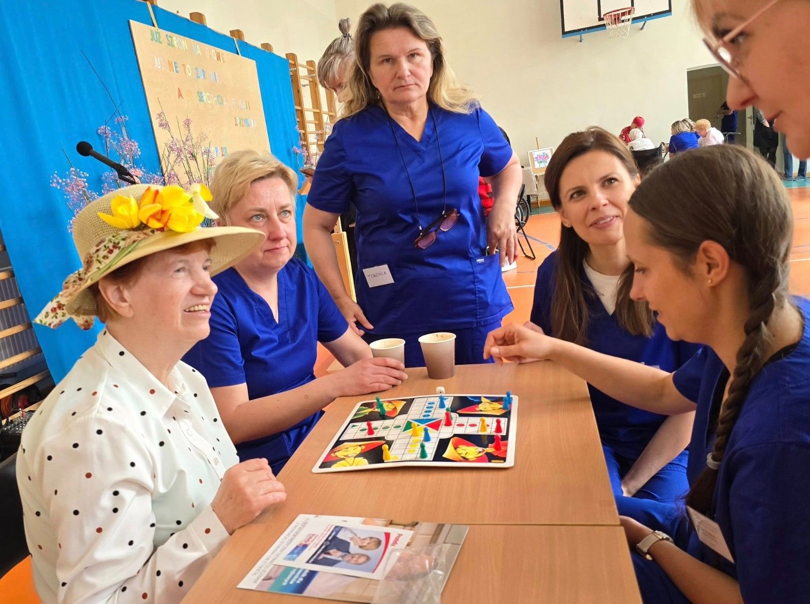 Seniorzy grający w planszówki.