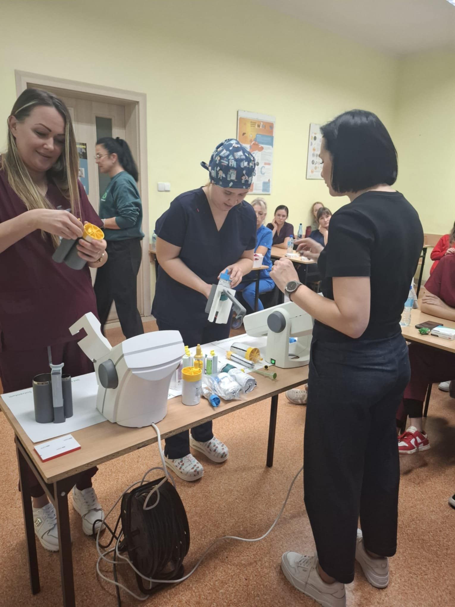 Słuchaczki uczące się obsługi urządzeń do obsługi gabinetu dentystycznego.