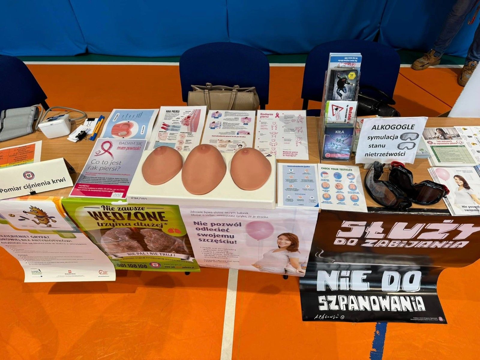 Zdjęcie na stoisko i stół z plakatami reklamowymi.