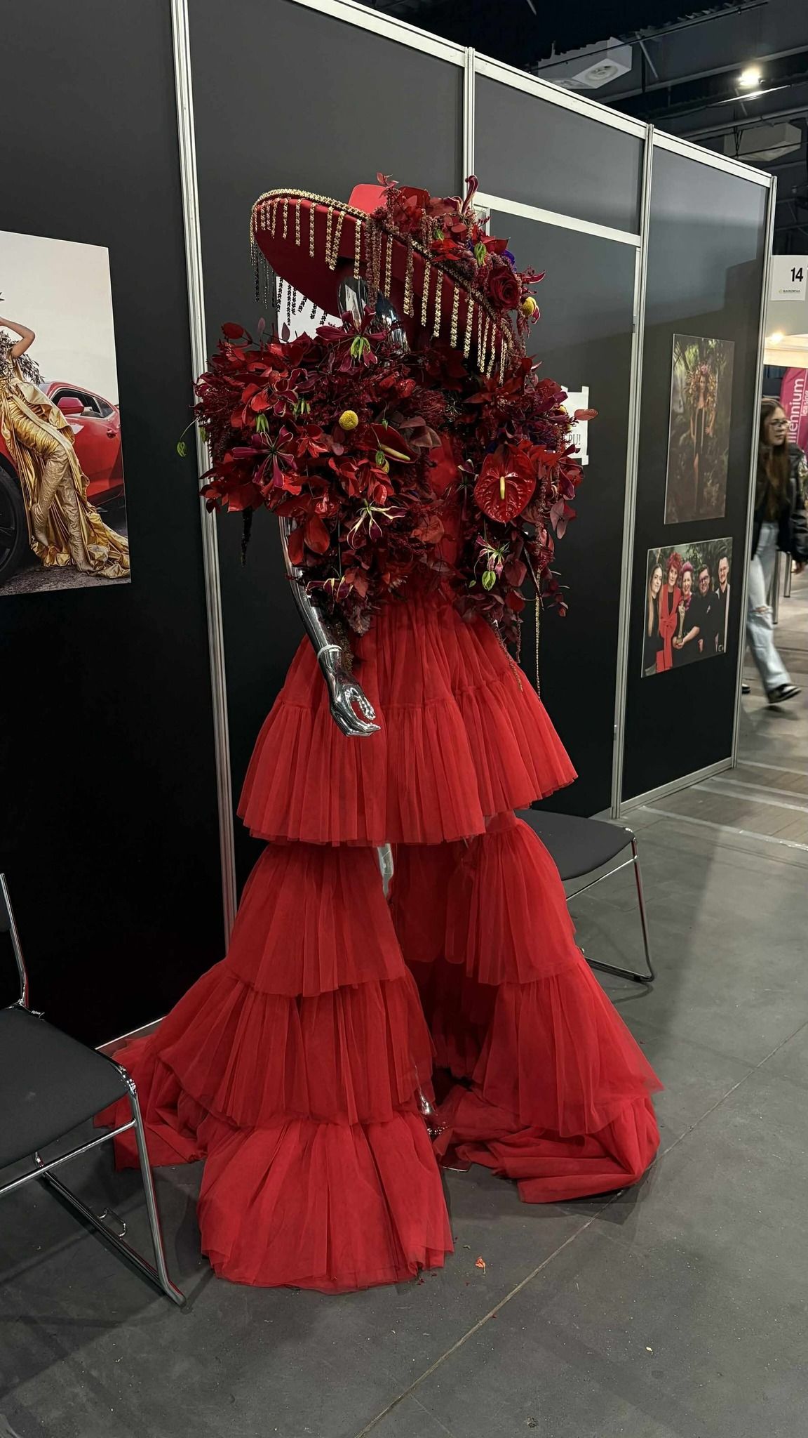 Widok na prezentację czerwonego stroju z kapeluszem.