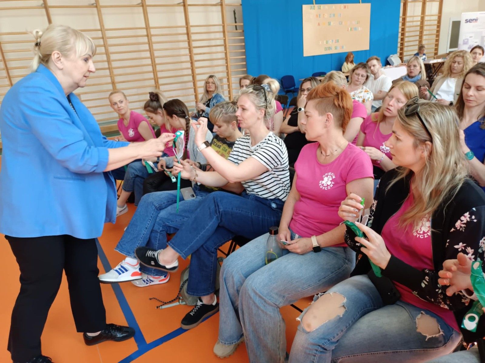 Widok na siedzących uczestników warsztatów.