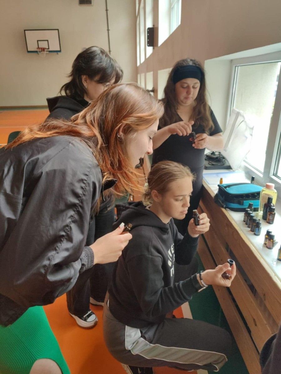 Wspólne zdjęcie uczestników szkolenia. Wykonywanie zdań.