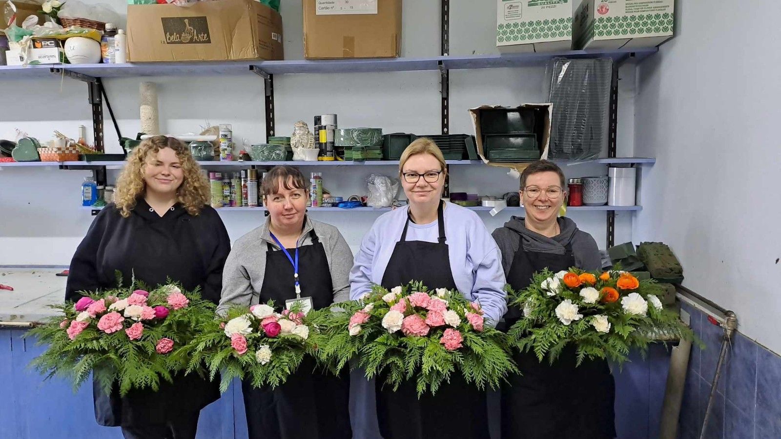 Wspólne zdjęcie Pań florystek z swoimi dziełami.